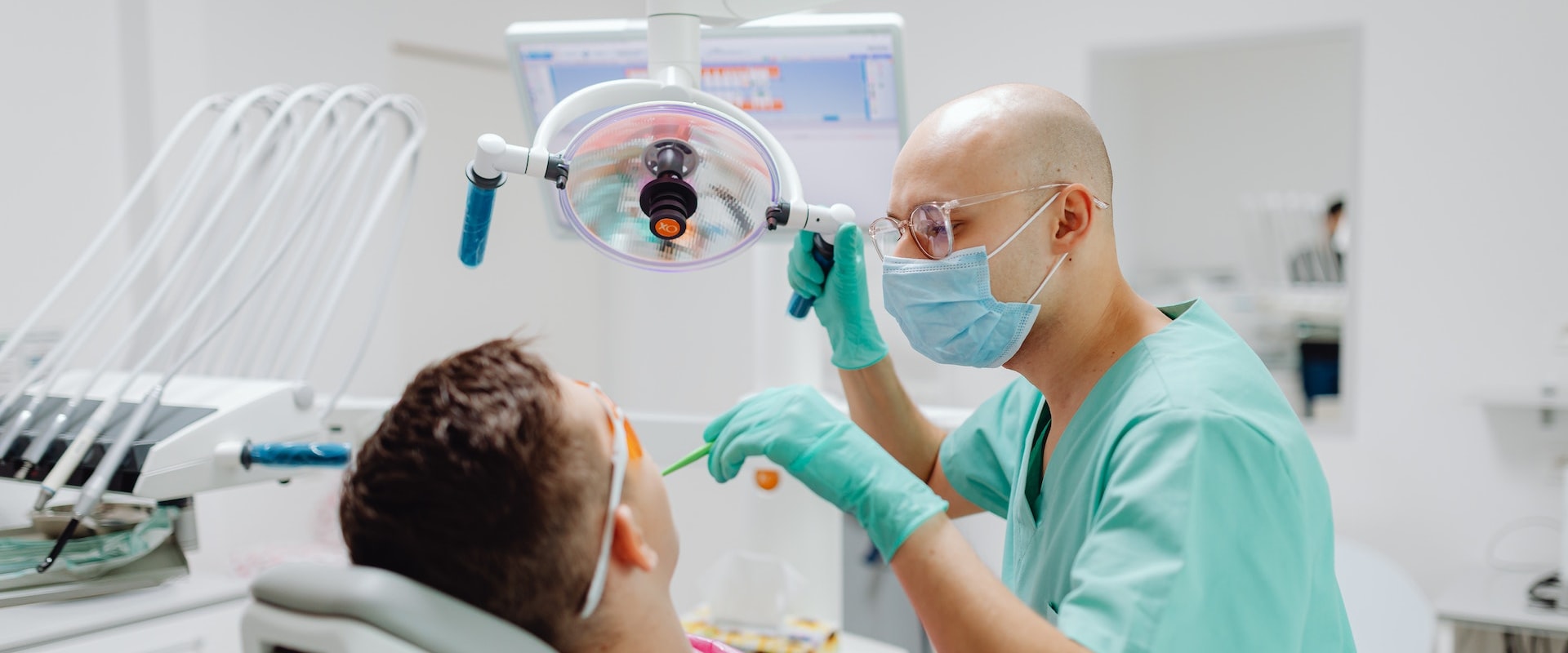 From Toothaches To Gum Disease: How Emergency Dentists In Austin Tackle Periodontics Issues